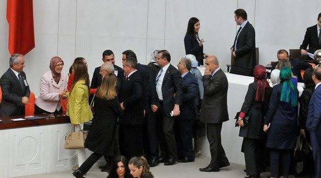 anlyter's tweet photo. Bakın bu 45 çocuğa tecavüz edilen Ensar vakfı soruşturmasının reddedilmesinden sonra mutluluktan birbirlerini tebrik eden bakanlar! Bu kararlar da bu zihniyetler de bunlardan çıkıyor. Yazıklar olsun size! #Ensar #elmalıdavası #CocukSusarSenSUSMA https://t.co/XtTC9pkNyH