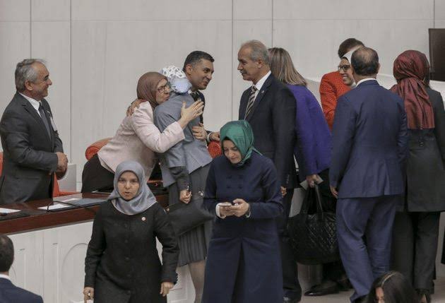 Bakın bu 45 çocuğa tecavüz edilen Ensar vakfı soruşturmasının reddedilmesinden sonra mutluluktan birbirlerini tebrik eden bakanlar! Bu kararlar da bu zihniyetler de bunlardan çıkıyor. Yazıklar olsun size! #Ensar #elmalıdavası #CocukSusarSenSUSMA