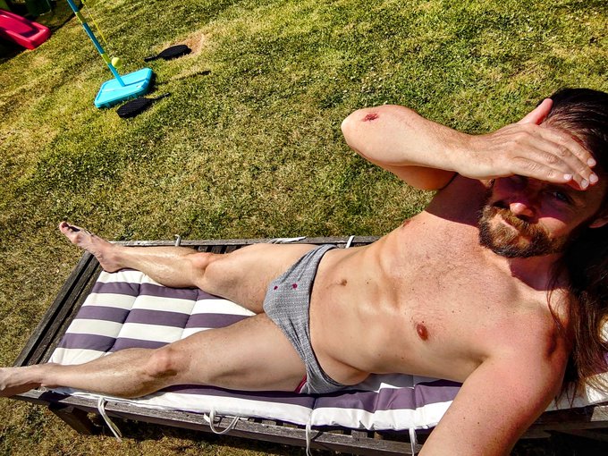 #Sunbathing in the garden today.
Could do with #oilingup - any volunteers?

#abs #gaymen #briefs #muscles