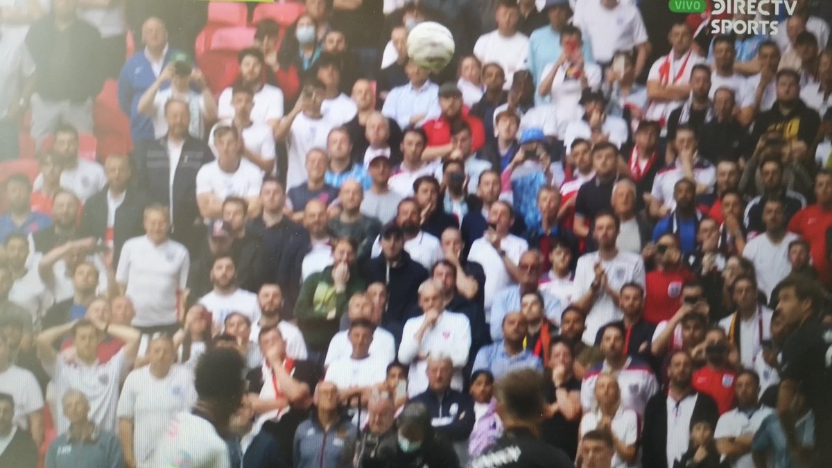 Eurocopa a estadio lleno y sin mascarillas.. En Chile apenas se puede ir a una plaza