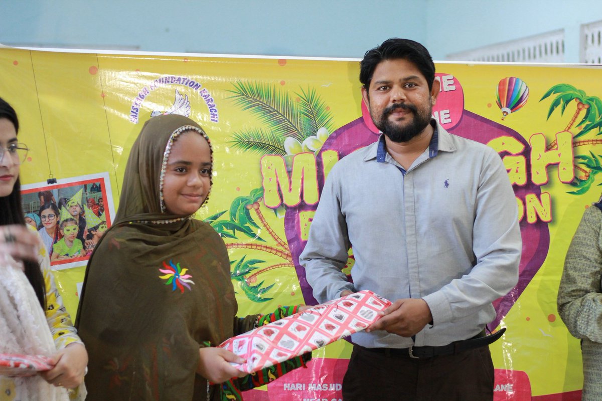 mahin_baloch's tweet photo. Last day of Summer camp 2021 ❤️
Our guest Comrade Naghma shaik , Humayun Waqas , Sajida baji , Rashid Baloch presented gift to our students ❤️
HOST: Zubair & Mazain 😍❤️
#Summercamp2021
#Work_For_Change
#Mistagh_Foundation
#Mistagh_Family https://t.co/Tax6nRTpWH