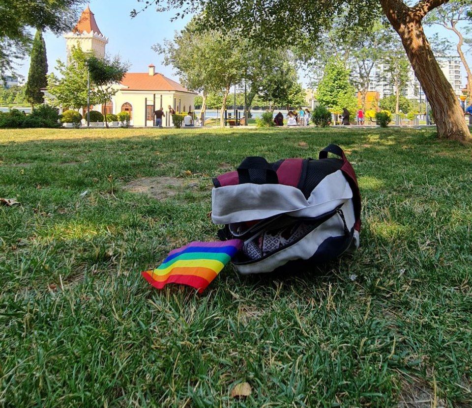 Alimalikov06's tweet photo. Bu gün 26 nəfərlik möhtəşəm komanda ilə parkda toplaşdıq, qıyımızı LGBTİQA+fobiklərin acığına bütün parka yaydıq! Parladılar, çartladılar, lakin lezvalarımızla hazır dayanmışdıq. Bayraqlı-mayraqlı oturub hamısını buğurladıq! 🏳️‍🌈 https://t.co/luTgQvFkZP