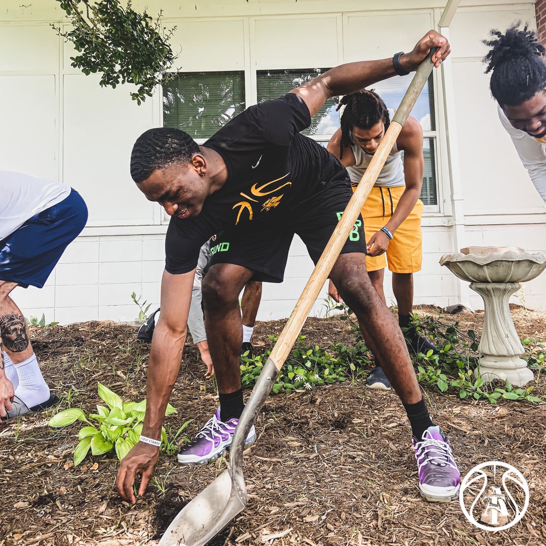 ncatmbb's tweet photo. Special thanks to Jones Elementary School for letting us stop by and help out with some gardening! Great community outreach experience for our guys, paying it back to the Greensboro youth!
#𝐏𝐓𝐁 https://t.co/f4Hu9H8tvk