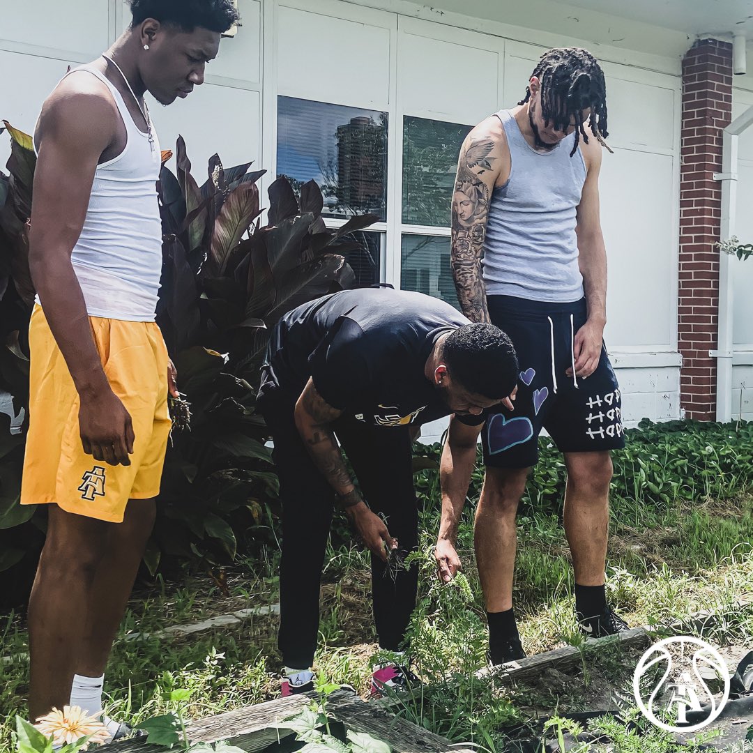 ncatmbb's tweet photo. Special thanks to Jones Elementary School for letting us stop by and help out with some gardening! Great community outreach experience for our guys, paying it back to the Greensboro youth!
#𝐏𝐓𝐁 https://t.co/f4Hu9H8tvk