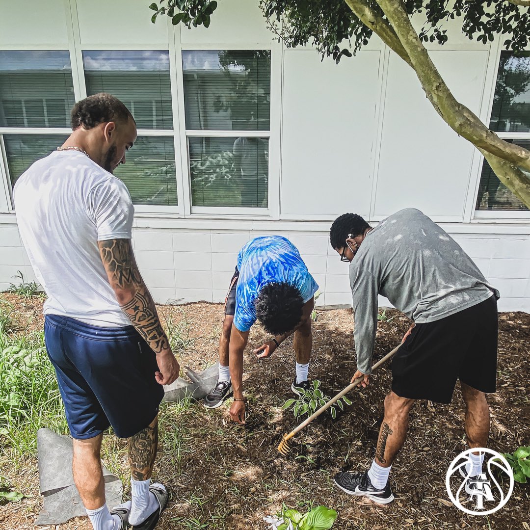 ncatmbb's tweet photo. Special thanks to Jones Elementary School for letting us stop by and help out with some gardening! Great community outreach experience for our guys, paying it back to the Greensboro youth!
#𝐏𝐓𝐁 https://t.co/f4Hu9H8tvk