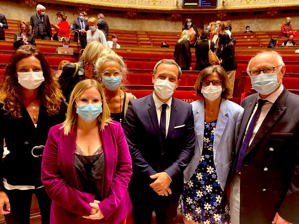 CoDubost's tweet photo. Enfin ✊🏽❤️✊🏽 
Merci @AdrienTaquet de ton investissement sans faille pendant nos 500heures de débats qui ont examiné plus de 12000 amendements, et ont enfin permis d’aboutir la #pmapourtoutes Promesse tenue :) https://t.co/1AYwp6tCqZ