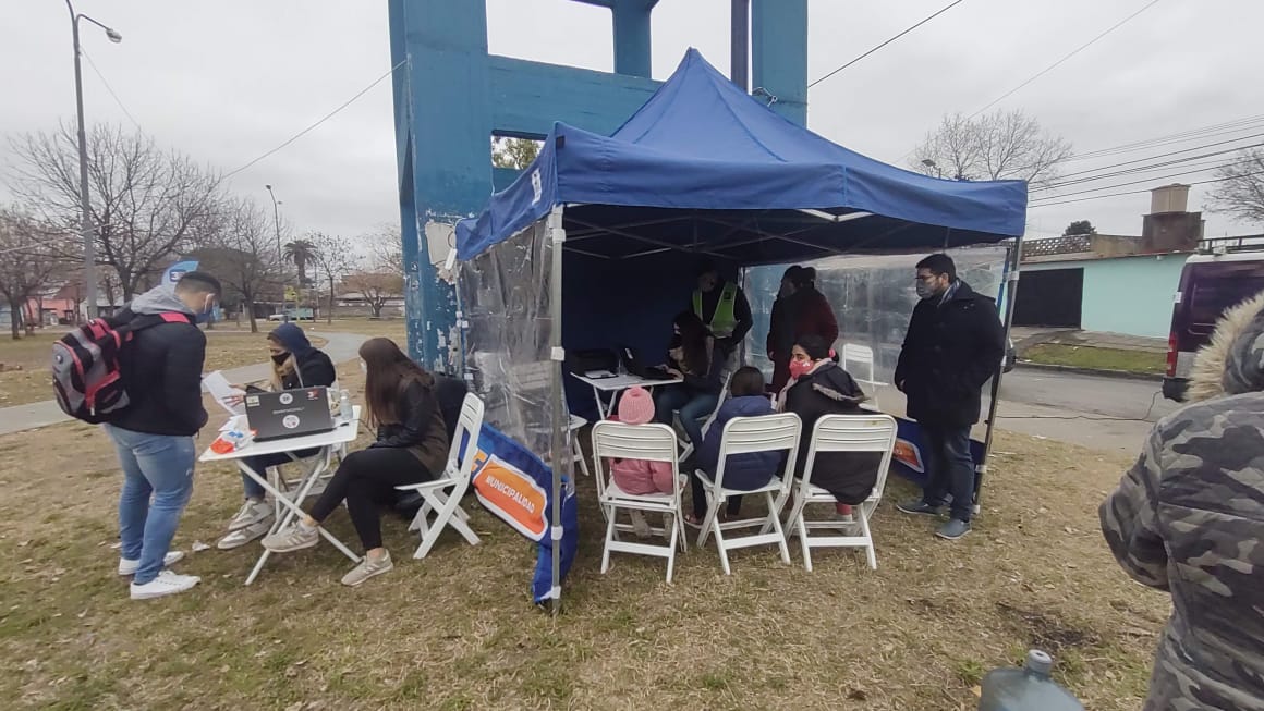 toniolo_marcela's tweet photo. Acompañando al programa #3FTeConecta 
En Plaza Churruca muchas familias se acercan a imprimir material pedagógico y si lo requieren también reciben apoyo escolar.
Niños y adolescentes agradecidos!!💪👫👬👫💪 https://t.co/0miyqOeJhp