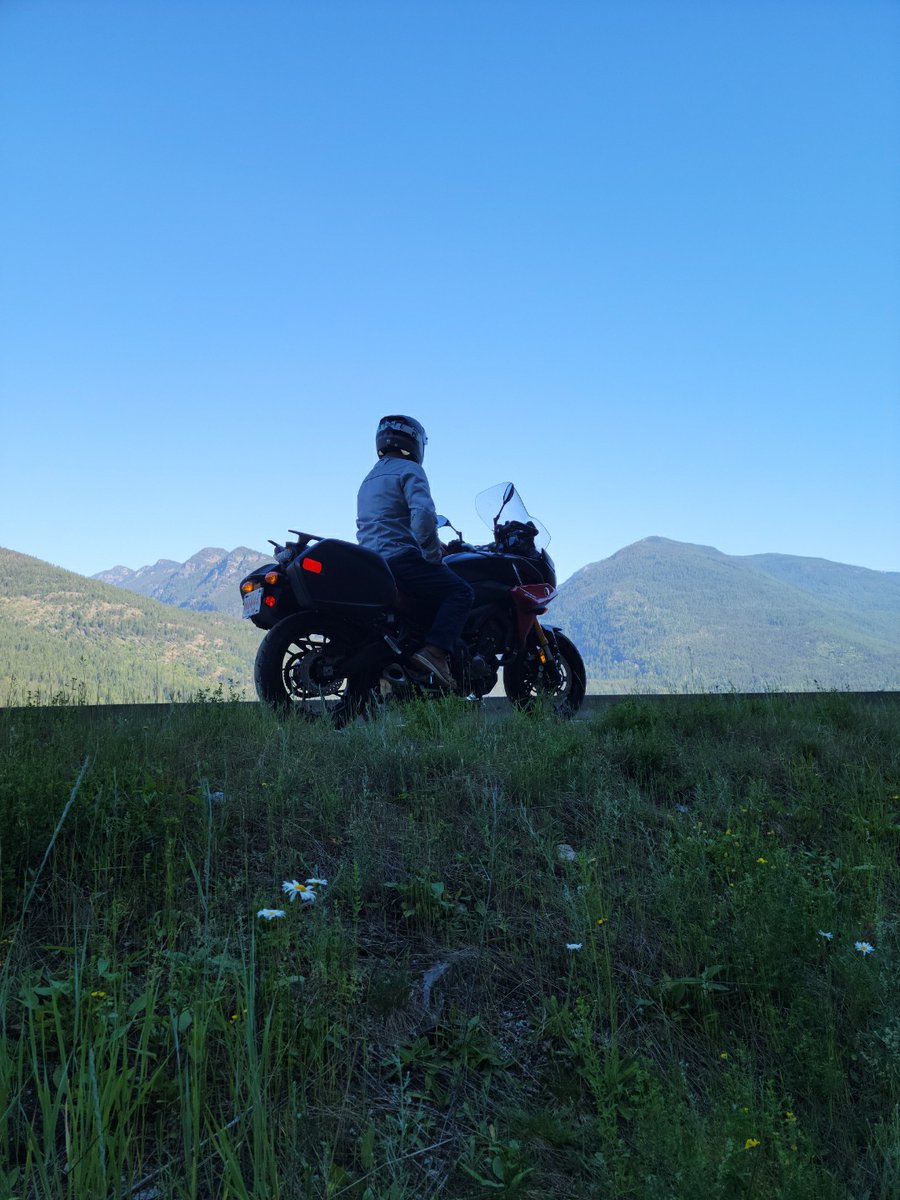 The hills are alive with the sound of...Tracers! #yamahamotorcanada #yamaha #yamahamotor #yamahamotorcycles #yamahatracer #yamahatracer900 #bikesofinstagram #instabikes #bikersofinstagram #southernalbertarides #precisionpowersports #precisionpowersportsltd #precisionpower
