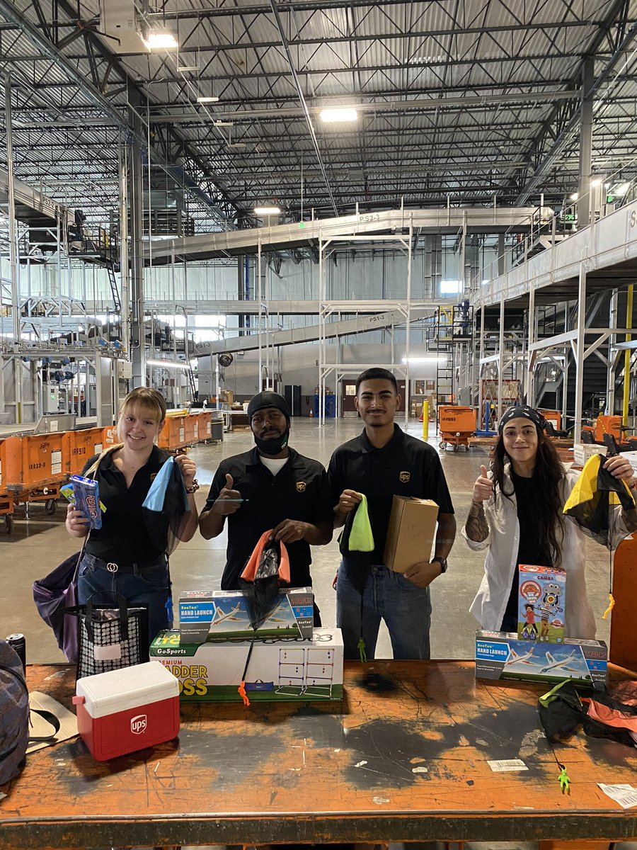HRFelix65's tweet photo. PT sup appreciation week continued on Tuesday with a parachute drop. Mike, Chris, Flor, and Jana, we’re the winners from the Aurora Daysort. @CharlieBeswick @jeffhodges_ups https://t.co/GzOjaCJ0Gj