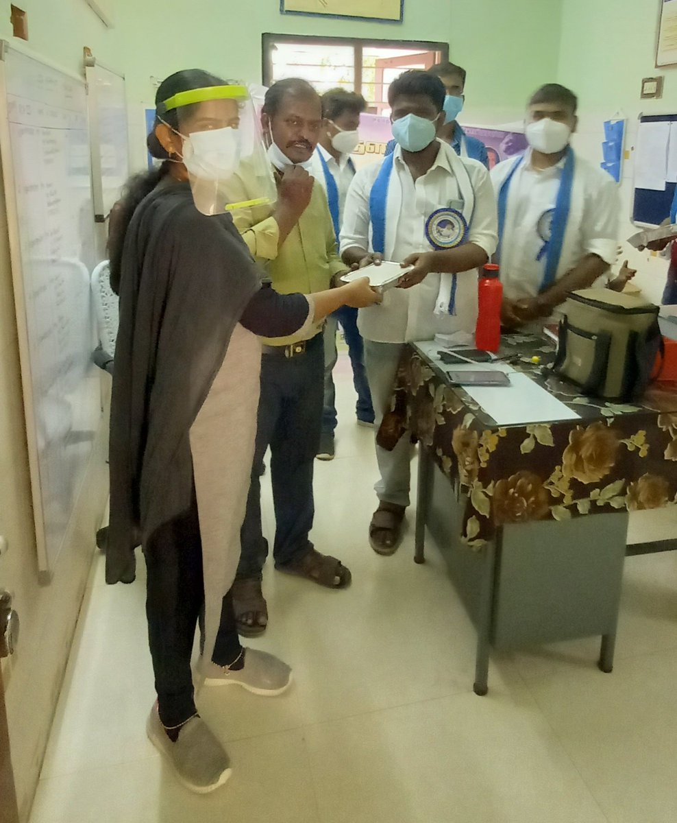 ErodeTvk's tweet image. ஈரோடு மாவட்ட தலைவர் &amp;amp; பொறுப்பாளர் திரு.M.பாலாஜிB.Com., அண்ணா அவர்களின் பிறந்தநாளை முன்னிட்டு மொடக்குறிச்சி சட்டமன்றத் தொகுதி தளபதி விஜய் மக்கள் இயக்கம் சார்பாக மருத்துவர்களுக்கு சிக்கன் பிரியாணி வழங்கப்பட்டது. @actorvijay @BussyAnand @m_gajan #Beast #Master