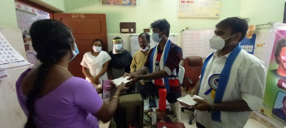 ErodeTvk's tweet image. ஈரோடு மாவட்ட தலைவர் &amp;amp; பொறுப்பாளர் திரு.M.பாலாஜிB.Com., அண்ணா அவர்களின் பிறந்தநாளை முன்னிட்டு மொடக்குறிச்சி சட்டமன்றத் தொகுதி தளபதி விஜய் மக்கள் இயக்கம் சார்பாக மருத்துவர்களுக்கு சிக்கன் பிரியாணி வழங்கப்பட்டது. @actorvijay @BussyAnand @m_gajan #Beast #Master