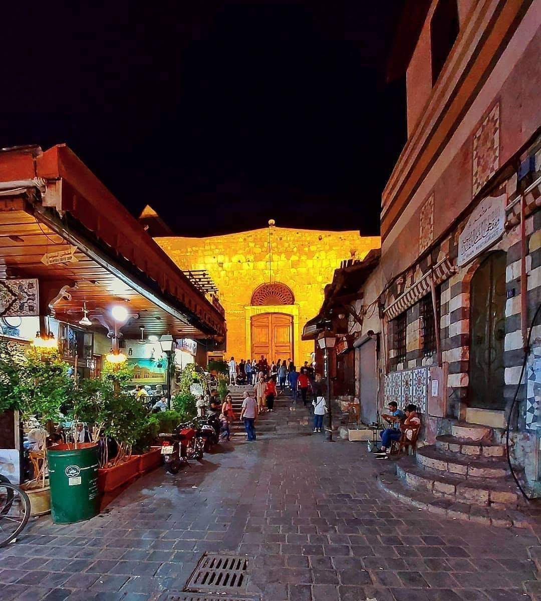 ظُلماً وجهلاً وحِقداً قالوا قبيحةٌ
يا وَيحهُم ظنّوا أنَّا بالعيونِ نراها
هذي دمشقُ الشّآمُ بالقلوبِ تُرى
هي دُرّةٌ واللهُ بالجمالِ قد حَباها
-
#- دمشق، يا مُهجةَ الرّوح 💙