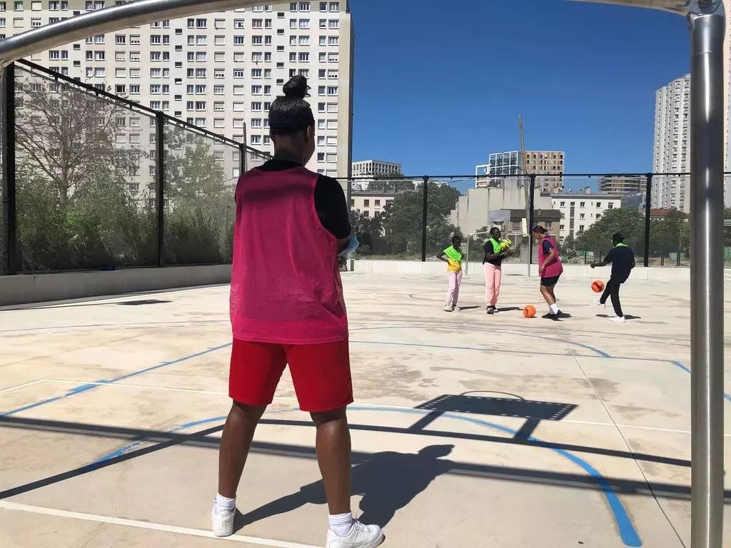 A à peine 10 ans elles veulent prendre leur place sur le city stade, dans la cour de récré et ressembler à <a href="/kady944/">Kadidiatou Diani 🎀</a> 

Elles dénoncent les stéréotypes et regrette le manque de modèle mais cette génération est prête 🔥

Témoignage à retrouver sur <a href="/RFI/">RFI</a> 
bit.ly/3dqcain