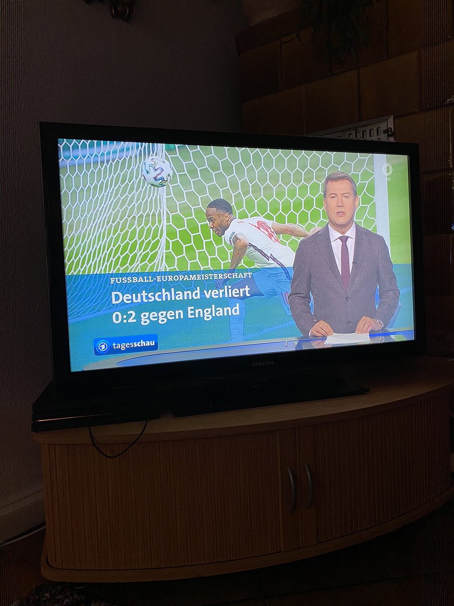 dersteef's tweet photo. Topnews #Staatstrauer #ENGGER https://t.co/aL7z6Zbfxp