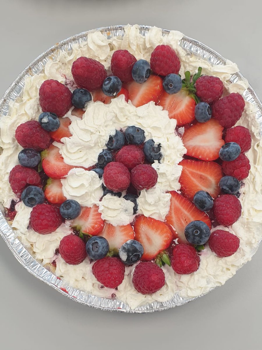1NataleeBrown's tweet photo. Science of Pastry
 🔑 1. Rub fat into flour using finger tips until mixture resemble breadcrumbs, layer of fat coating the flour limits gluten formation 
2. The colder the butter the better to achieve a quality pastry
3. Rest dough in the fridge to chill, this solidifies the fat https://t.co/fVq8gtlpGY