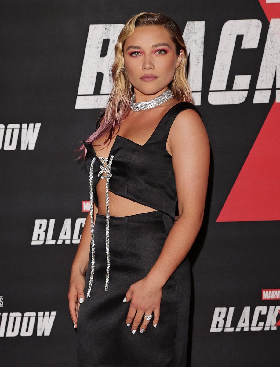 yelenaspugh's tweet photo. florence pugh said the black widow premiere is a game and she is winning https://t.co/9QehTwGpk5