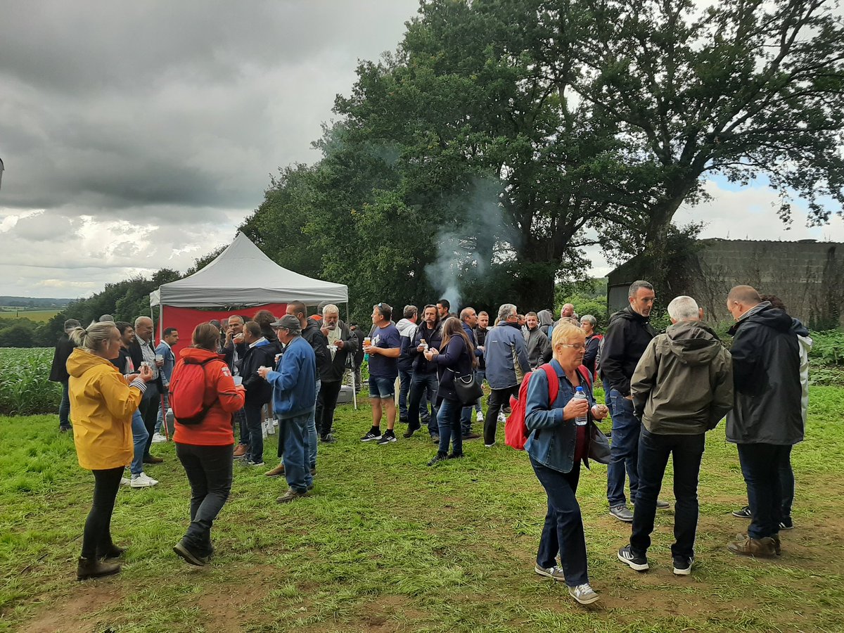 Julien50107442's tweet photo. A l'occasion du passage du #TDF2021 à #plumelec #Morbihan, l'#agriculture à été à la rencontre du #cyclisme. @LGSemences a réuni #agriculteurs #distributeurs #ETA sur une plateforme #maïs afin d'échanger sur #hdi #hpp #rapidstart #starplus. Merci à tous pour ce moment. https://t.co/HwcRrZLuHf