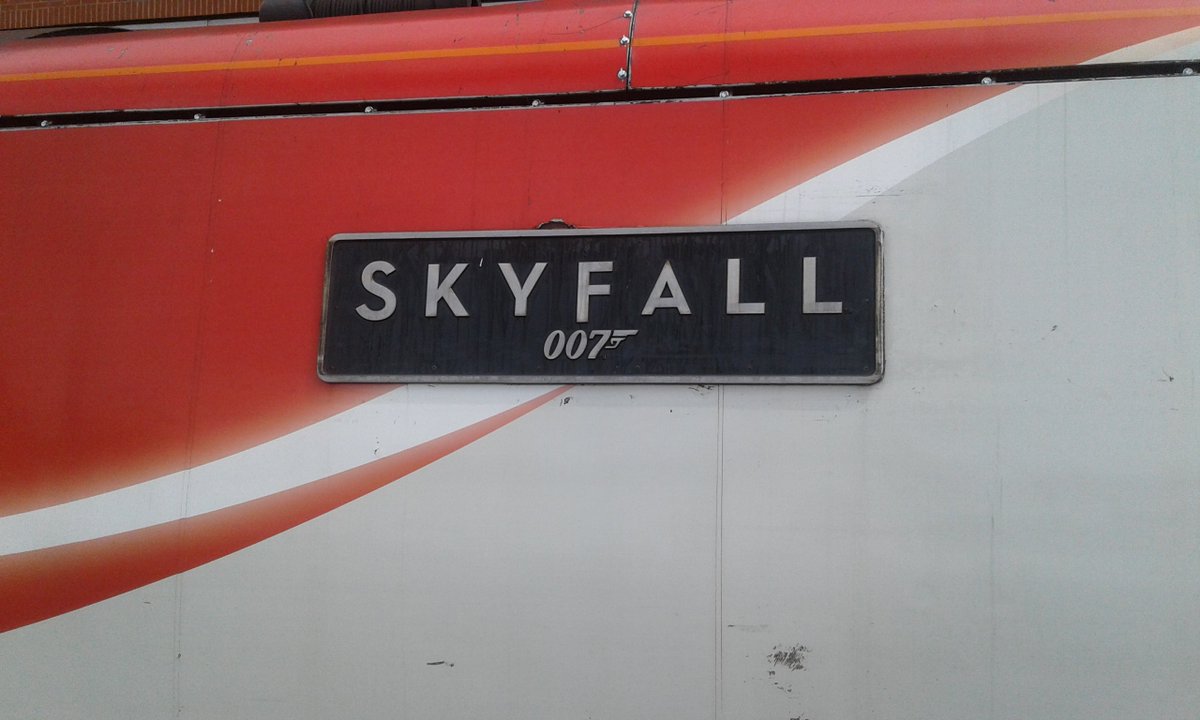 CHADDERS2011's tweet image. #OneLastJob for #Class91 91107 #Skyfall #JamesBond @007 Cover for @LNER #Azuma on 12:45 LDS &amp;gt; KGX today at #Doncaster