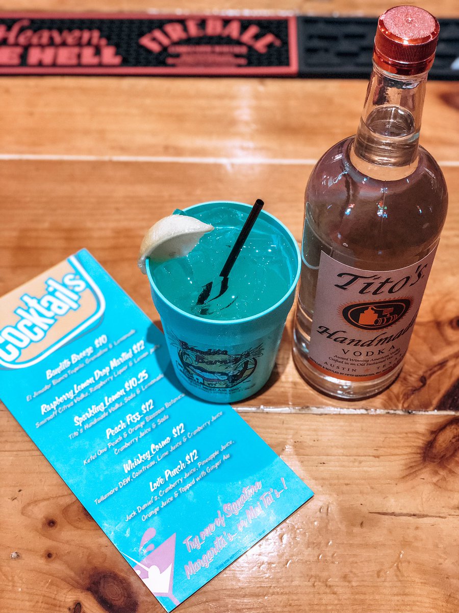 Banditobarneys's tweet photo. Try our refreshing Sparkling Lemon Cocktail to cool off on this beautiful Tuesday. 

$10.25 Sparkling Lemon
Tito’s Handmade Vodka, Soda, and Lemonade

#Banditos #EastDundee #Drinks #CocktailMenu https://t.co/h6j3S4Hp7R