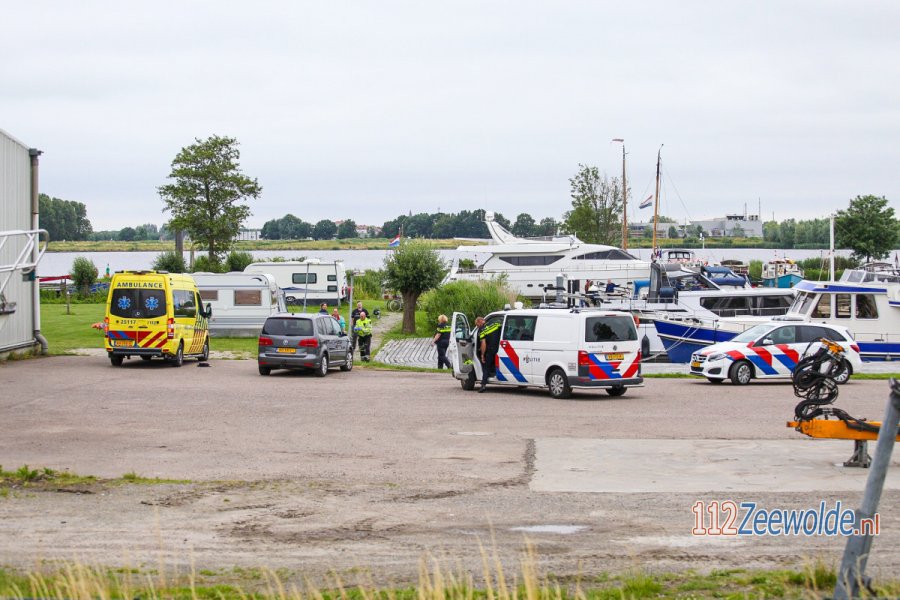 Hulpdiensten rukken uit voor persoon te water Jachthaven Eemhof #Zeewolde. 112Zeewolde.