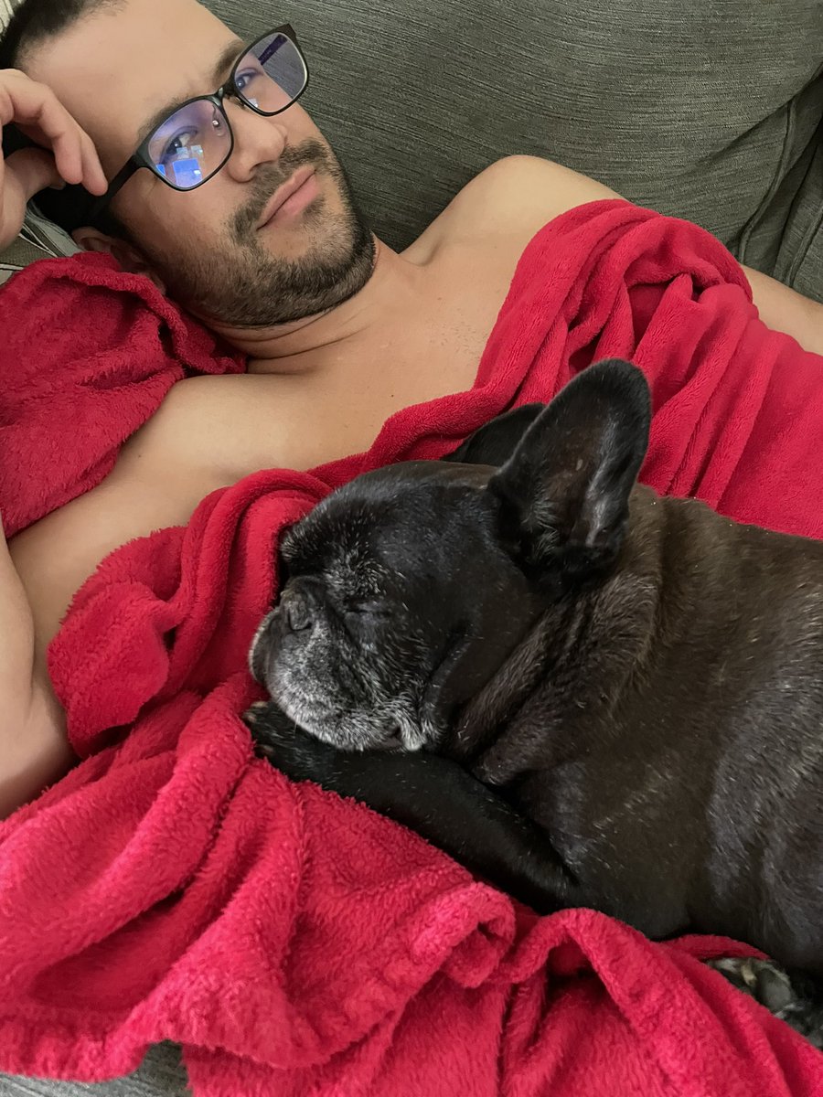 _Pierre21's tweet image. Snuggly snugs. 🤗