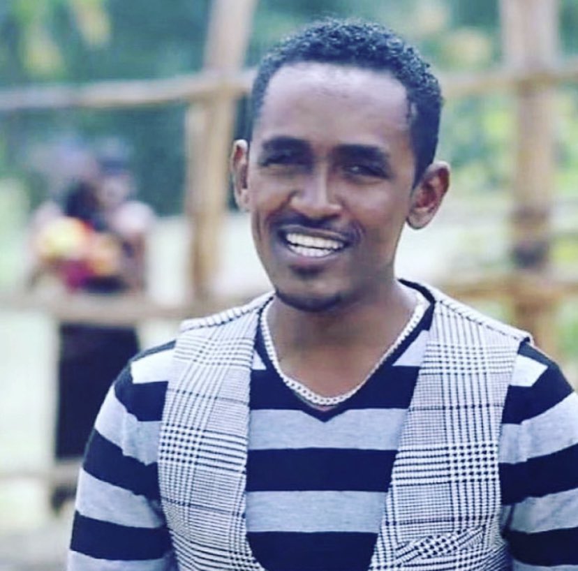 Ayantu_bae's tweet photo. One year ago we tragically lost a beautiful soul in our community 💔Haacaaluu Hundeessaa was so much more than an artist. He was a activist, a leader, a brother, a son, a father &amp; now a legend. Rest In Peace goota keenyaa 😥 #HonorHaacaaluu https://t.co/8noCSVQmZk