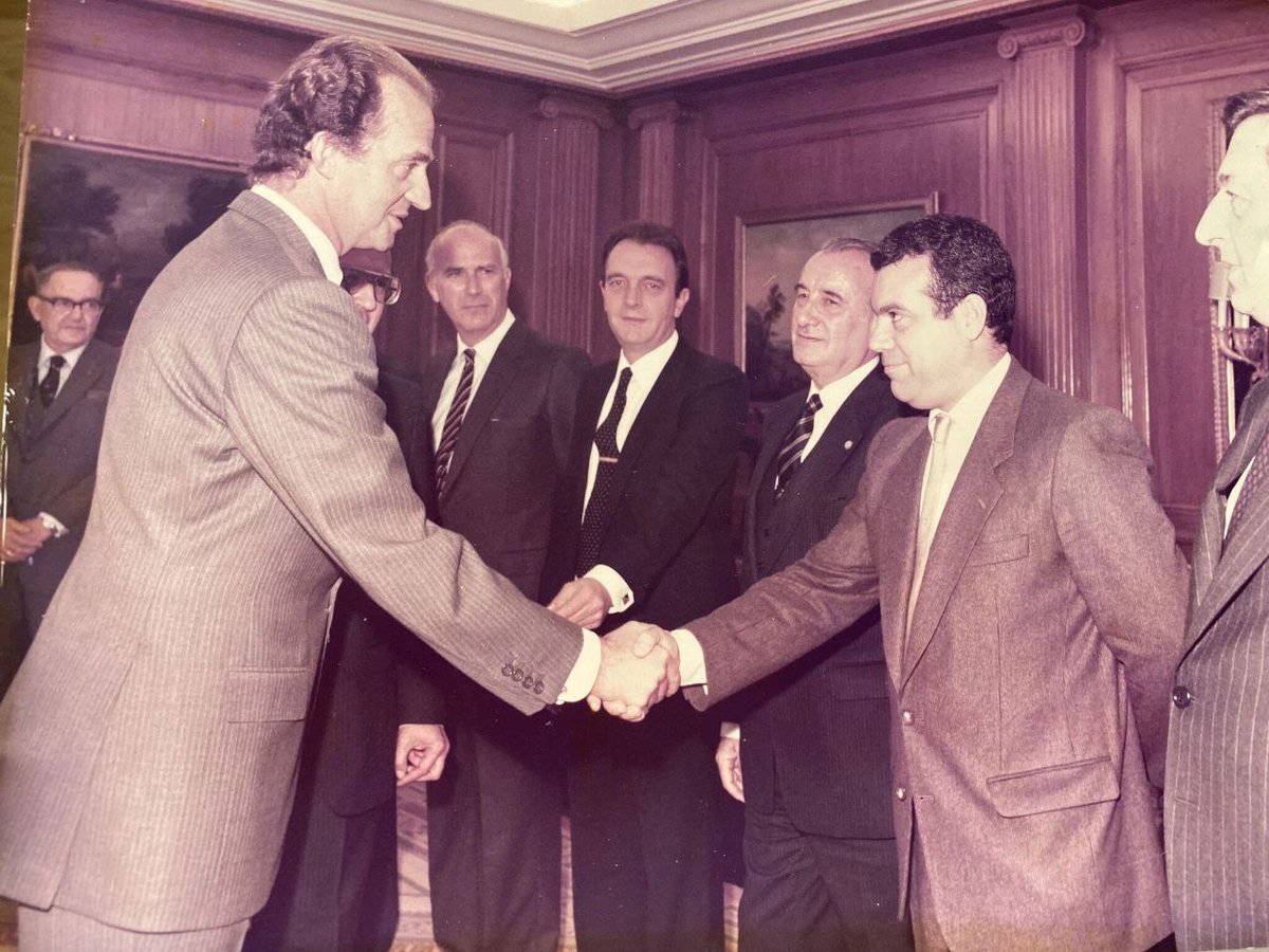 Grupo Informática Biomédica (@gib_upm_fi) on Twitter photo 1987. Historia en la <a href="/La_UPM/">Universidad Politécnica de Madrid</a>. 1ª Conferencia Internacional de Ingeniería del Conocimiento en Madrid. El Rey Juan Carlos I en una recepción sobre Inteligencia Artificial con el Nobel Herbert Simon y el catedrático Juan Pazos. #SomosUPM <a href="/FIUPM/">Facultad Informática UPM 🤖🔁 Bot retwitteador</a> 1987. Historia en la <a href="/La_UPM/">Universidad Politécnica de Madrid</a>. 1ª Conferencia Internacional de Ingeniería del Conocimiento en Madrid. El Rey Juan Carlos I en una recepción sobre Inteligencia Artificial con el Nobel Herbert Simon y el catedrático Juan Pazos. #SomosUPM <a href="/FIUPM/">Facultad Informática UPM 🤖🔁 Bot retwitteador</a>