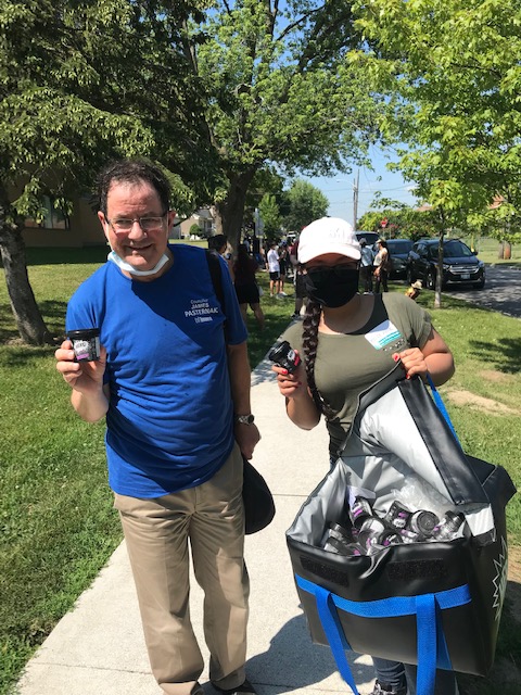 PasternakTO's tweet photo. Lots of doses left as of 1:30 pm with a shrinking line.  Had a great time giving out ice cream and water.  Thanks to all the volunteers and @HRHospital  @stconradcs #Downsview #Toronto #YorkCentre https://t.co/nT2XJMssZU