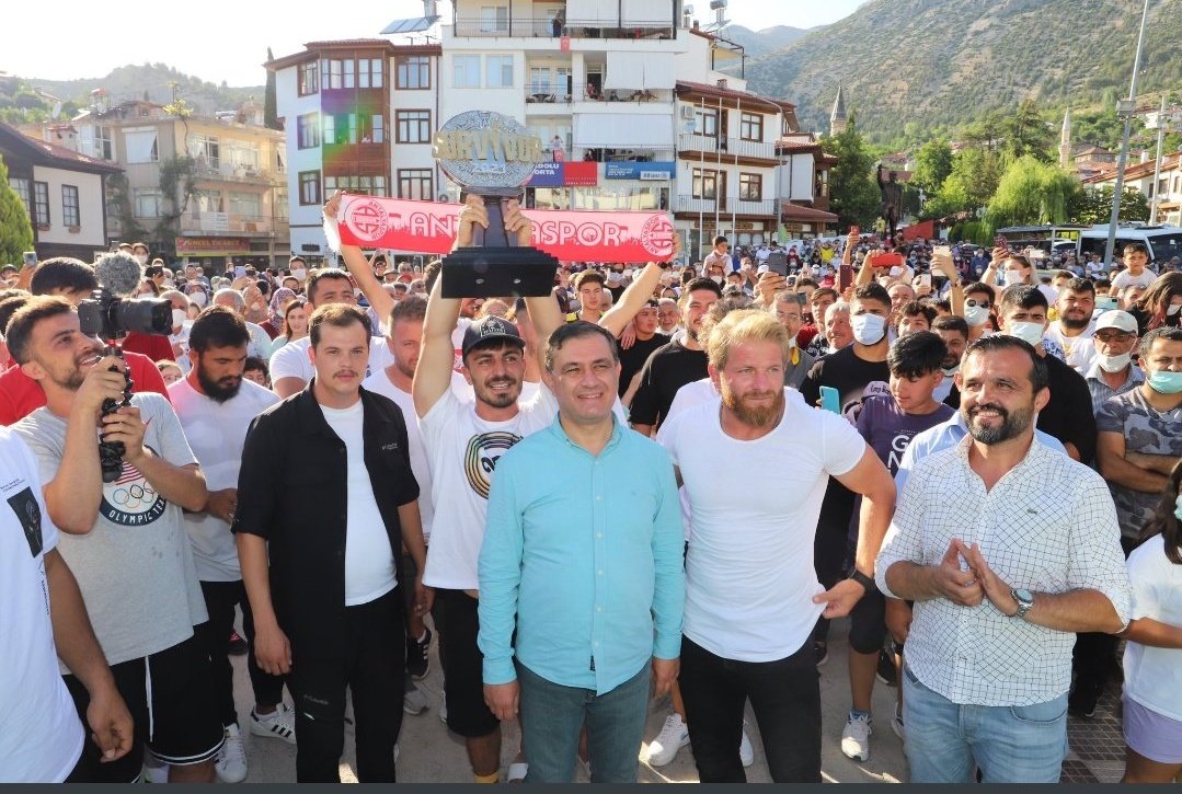 Parti kur oy verelim be sarı fırtına 💪bu nasıl bir sevgi hay maşallah kolay yetişmz böyle yiğitler helal 👏👏 #ismailbalaban <a href="/ismailbalaban7/">ismail balaban</a>