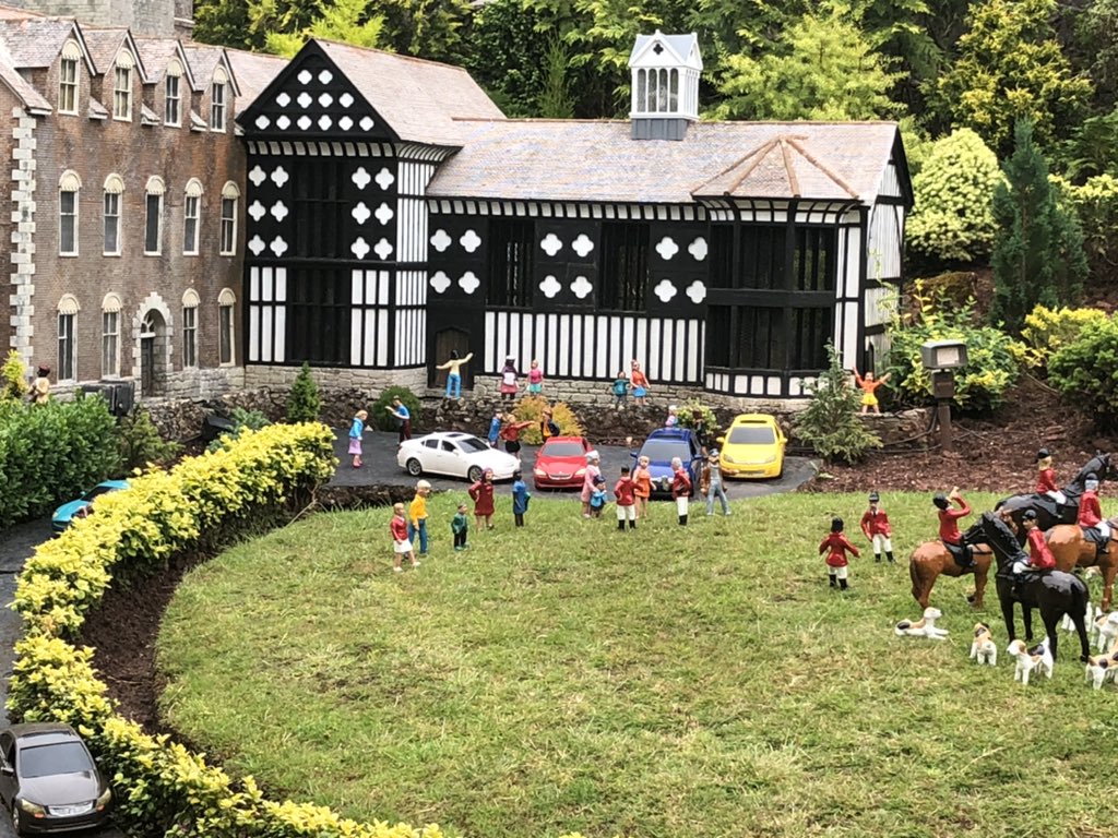 WellbeingFind's tweet image. Rufford Old Hall  @babbacombe A great reminder to pay attention to the little details in life #takenotice #keeplearning