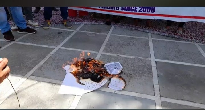 DenticosV's tweet photo. Today in Jammu Dental surgeons burn their degrees,they started protest from 21 June 2021,Their demand are genuine. 
No PSC jobs since 2008.
Unemployment problem is not only problem of J &amp; K, it's problem of all states of country. https://t.co/GThQH4L3HT