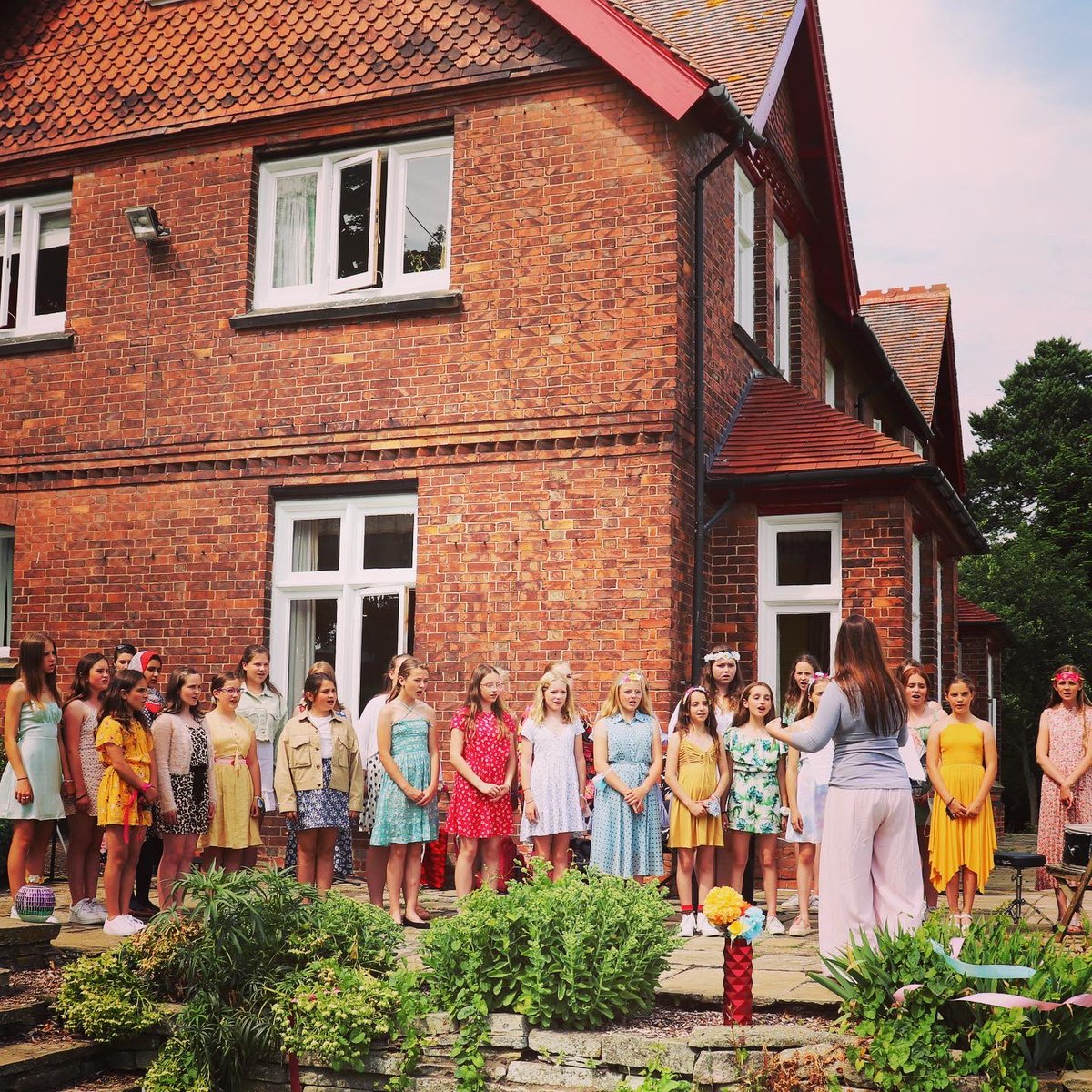 QueenMargarets's tweet photo. The Red House girls have thrown the most wonderful flower power themed tea party this afternoon. Guests were treated to 'groovy' homemade treats, Dance, Drama and Choir performances, and the girls' poem recitals and comedy show really were the icing on the (Victoria Sponge) cake! https://t.co/YHPiLlUM2C