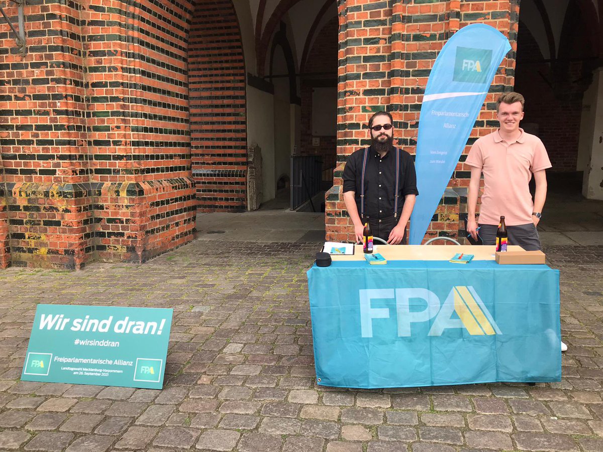 DeineFPA's tweet photo. Heute war die #FPAhörtzu-Tour zu Gast in #Stralsund. Vor dem Deutschland-Spiel haben wir uns bei den Menschen erkundigt, was vor Ort politisch gut und was schief läuft. Beim Spielausgang gegen England können wir aber leider nichts machen 🙆‍♂️

#fpa #wirsinddran https://t.co/rca0bhzreo