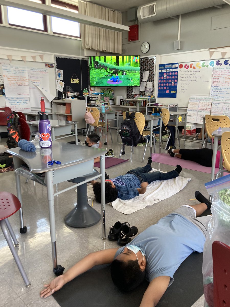 HolbrookMDUSD's tweet photo. #HOLASummer in Maestra @MaestraKH / We do yoga to benefit our minds. #WeAreHolbrook #jettingtosuccess✈️⭐️ https://t.co/2Lk0o3kMzm