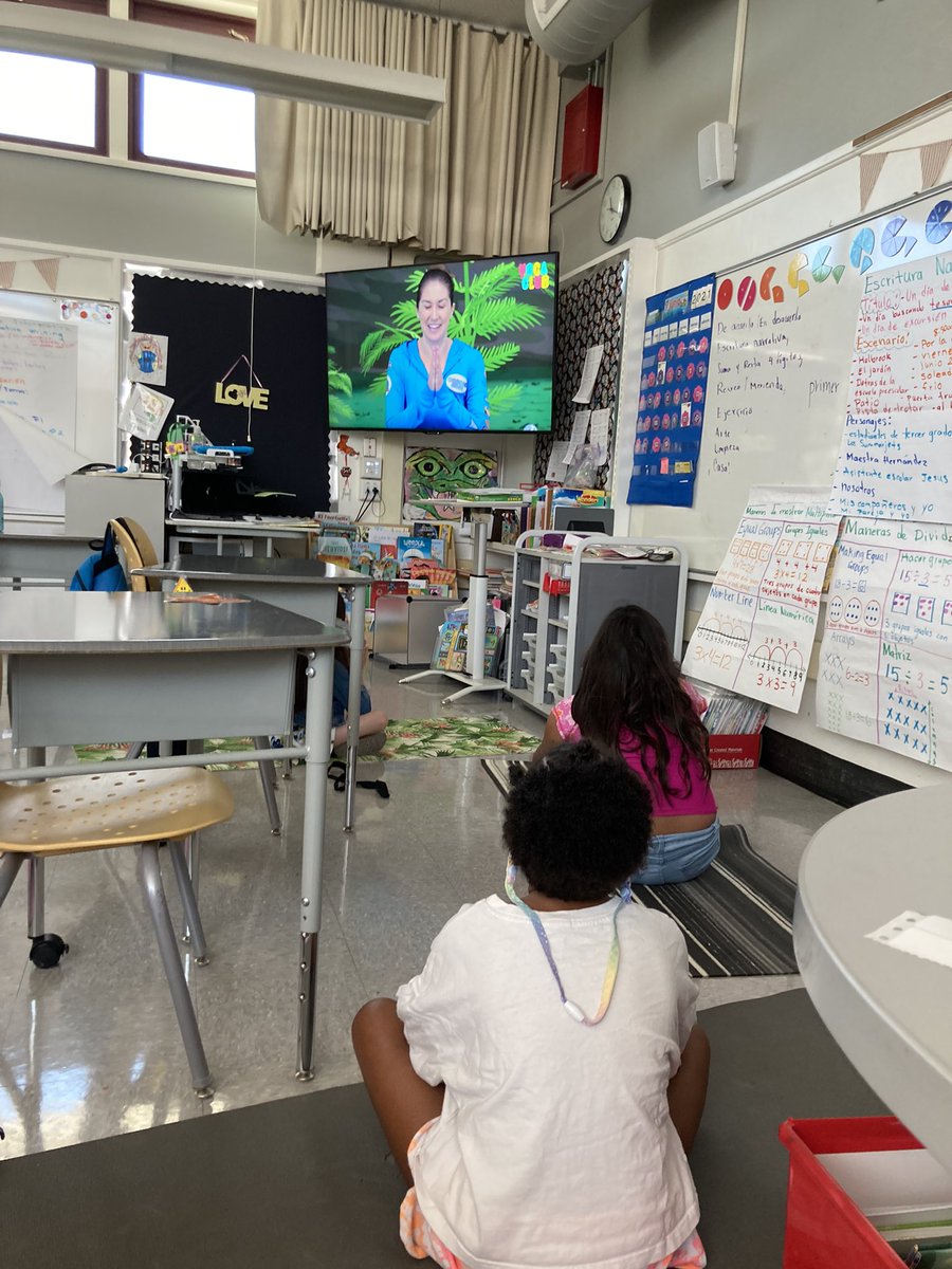 HolbrookMDUSD's tweet photo. #HOLASummer in Maestra @MaestraKH / We do yoga to benefit our minds. #WeAreHolbrook #jettingtosuccess✈️⭐️ https://t.co/2Lk0o3kMzm