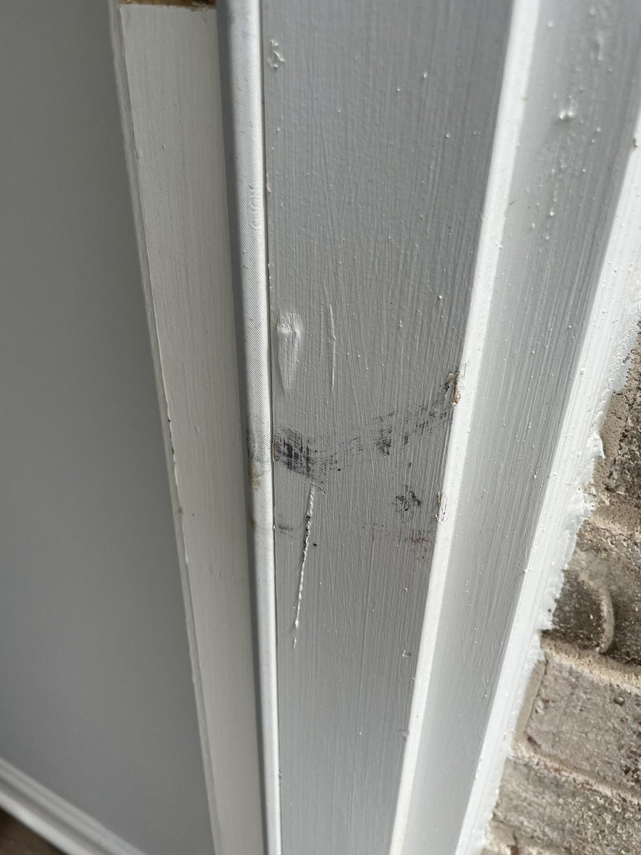 Rodzillaa_'s tweet photo. @BrandsMartUSA  Damaged my new home. They won’t reply. They won’t even address the issue. No one picks up the phone. DO NOT BUY HERE!!!! https://t.co/qGNzaTdP2W