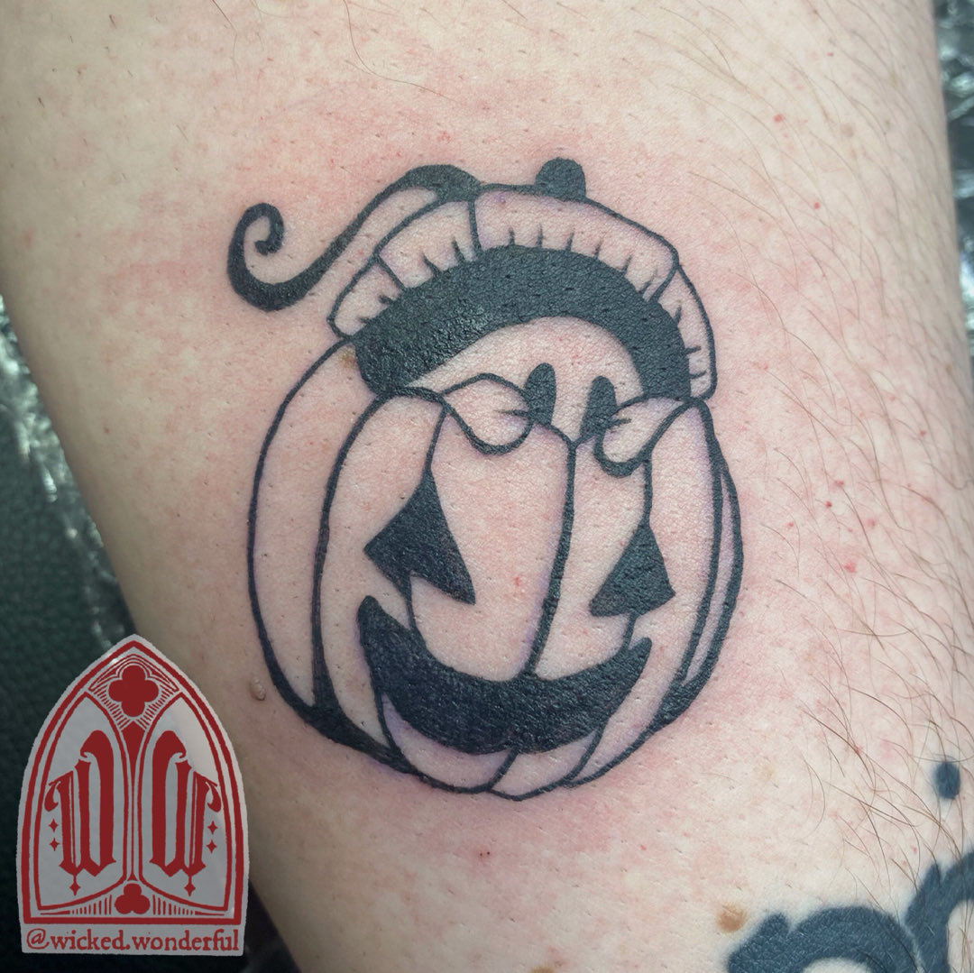 peachkinn's tweet photo. Shy ghostie from my flash for Brittanie! 👻🎃 One of my fave lil friends, might turn into a sticker?
#ghosttattoo #jackolanterntattoo #tattooapprentice #halloweentattoo #apprenticetattoo https://t.co/cjFuytE0QU