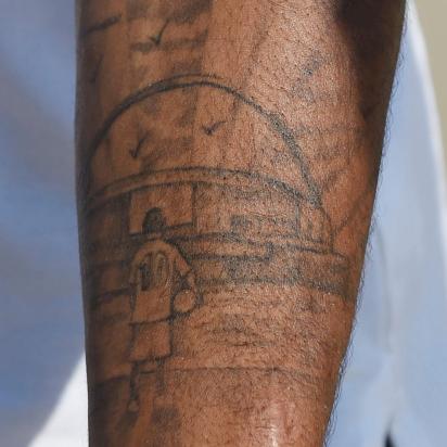 VSportsTM's tweet photo. "De niño solía pasar por el estadio con mi bicicleta, soñar un rato e imaginarme allí anotando un gol importante con la Nº 10... Ser el Rey de Wembley aunque sea por un día. Ese es mi deseo. El tatuaje es mi ilusión".
✍️Raheem Sterling
Fútbol, qué lindo que sos, capítulo infinito https://t.co/ZPXZis1TXd