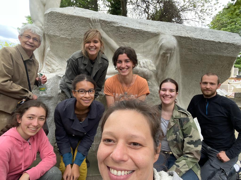 AppelsdOrphee's tweet photo. Un nouveau stage commence avec une nouvelle équipe ! 
Cimetière Montparnasse nous voilà ! 
#stage #cimetière #nouveau #appelsdorphee #patrimoine #montparnasse #restauration #funéraire https://t.co/zBWS50bzhY