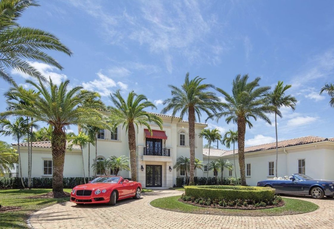 ONESIR's tweet photo. A home for your supercars too🏎In addition to a game room, wine cellar and backyard oasis, this Pinecrest mansion has a 4 car garage to park your fastest toys. Exclusively listed by Michael Martinez and Adriana de Castro. #ONESIRObsessed https://t.co/s0U1C3j6G5
