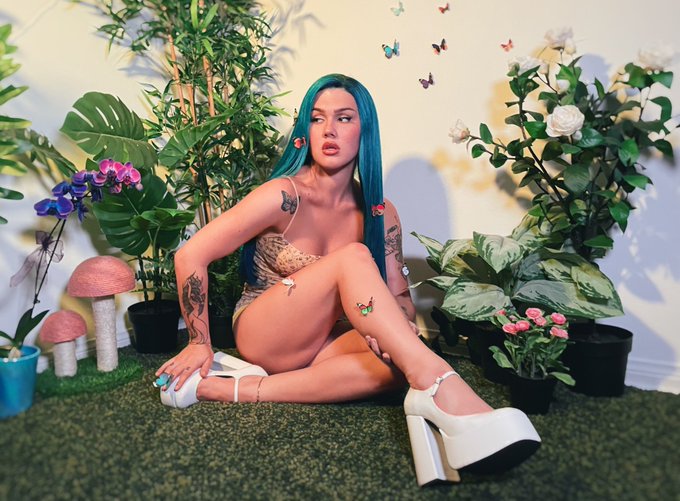 ✨🦋i want youuuuu to spit on it 🦋✨ https://t.co/iXVyLClZQV