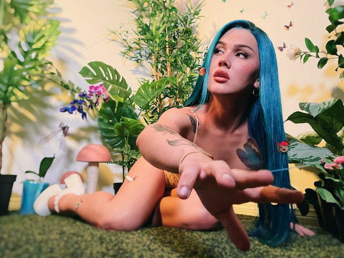 ✨🦋i want youuuuu to spit on it 🦋✨ https://t.co/iXVyLClZQV