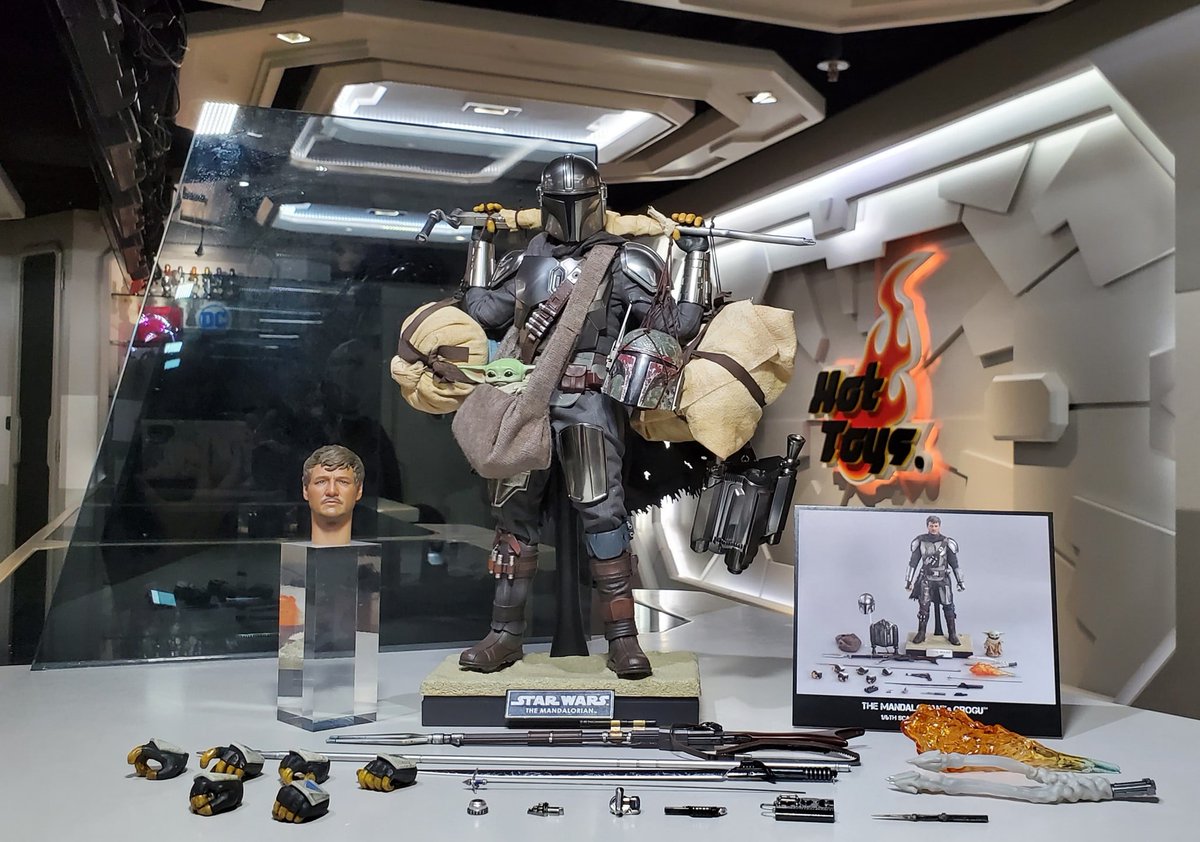 ExcluMagazine's tweet photo. Another day, another Mando post and here's a look at the Deluxe @hottoysofficial 1:6th Mandalorian as seen from early-on in Season 2 which includes the glorious post-sarlaac Boba helmet! What do you make of this one?

#starwars #themandalorian #hottoys https://t.co/TN4JzJbXv7