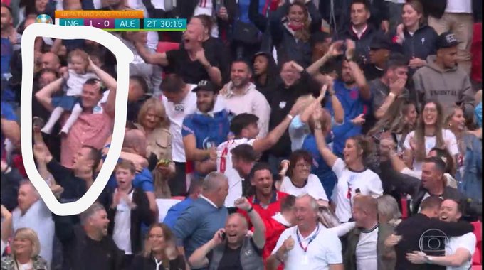 AlmDanny's tweet image. Lindo assistir uma partida de futebol de alto nivel e melhor ainda vê torcedores praticamente em campo. Emoçao vê a torcida jogando junto com sua seleçao. Me emocionei tbm pq esse país tratou a pandemia sim como uma pandemia,e hj estao colhendo os frutos de suas responsabilidades