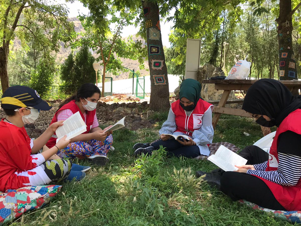 Keban Genç Kızılay ekibi olarak  kendi aramızda " Şeker Portakalı" isimli kitabı seçip gönüllü üyelerimizle beraber kitap okuma etkinliği gerçekleştirdik. Okuduğumuz kitap  hakkında istişare edip, fikirlerimizi belirttik.
#sensizolmaz #iyigeleceksin