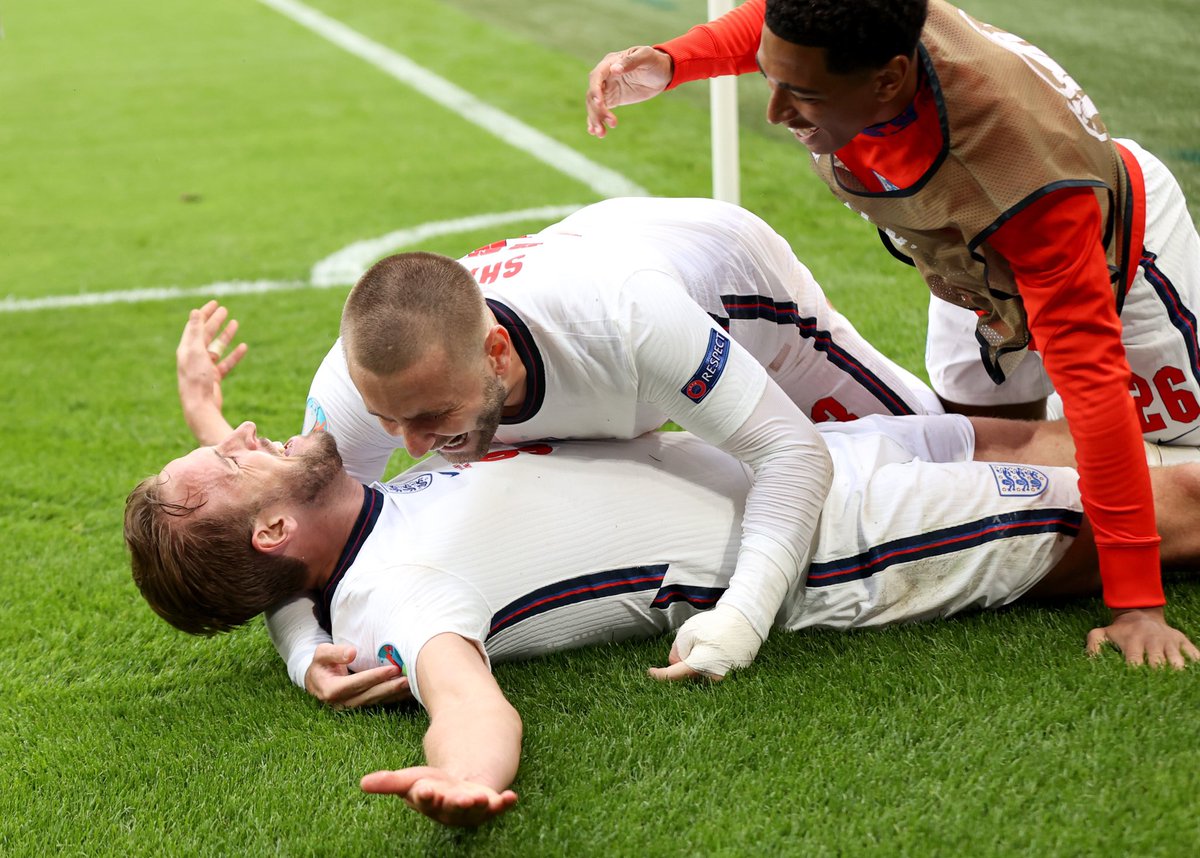 HKane's tweet image. Absolutely buzzing!! Massive performance in front of a rocking Wembley!!! Get in there!! 🏴󠁧󠁢󠁥󠁮󠁧󠁿🦁🦁🦁