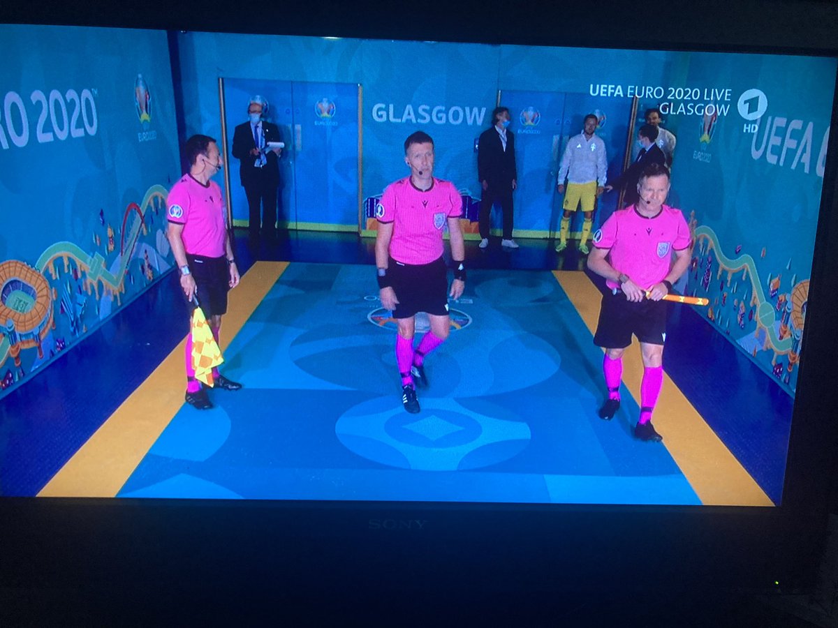 ST0RN0's tweet photo. Oh the referees are so sexy in that pink tricots. #pinkforlife Where can I get those? https://t.co/ynpxPABo6i