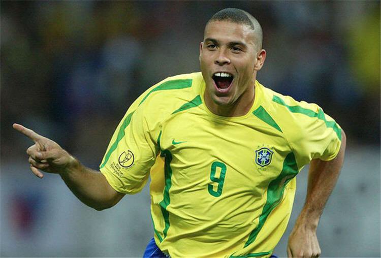 medo__66's tweet photo. 📊 ثريد تاريخ الظاهرة رونالدو ومسيرته في عالم كرة القدم و لعنة الإصابات التي منعته من ممارسة كرة القدم 

Let's go have fun💙🔥 https://t.co/LTZniPEhUe