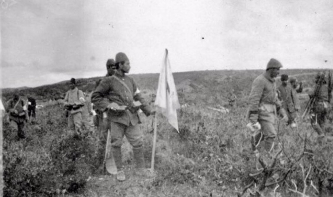 volkan_eldem's tweet photo. 24 Mayıs 1915 ateşkes günü #Merkeztepe civarında şehit arkadaşlarını defnetmek  için çalışan arazide  askerlerimiz . https://t.co/ZChWs0Qs14