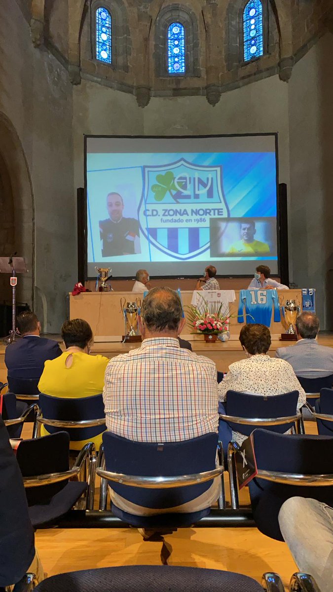 AAVVZNSeminario's tweet photo. Hoy hemos acompañado al @cdzonanorte en el acto de homenaje a Santiago y a @RPenha9

Nuestro club, nuestra afición, nuestro entrenador, nuestro jugador.

#barrio #vecinos #AAVVZonaNorteElSeminario #fútbol #afición https://t.co/KUJsQ6Lgfj